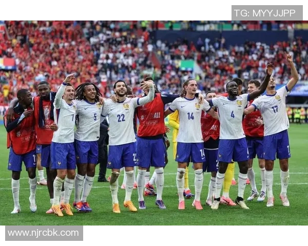 莱万领衔球队新征程展现足球魅力与激情的完美结合